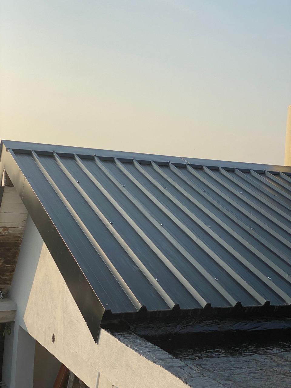 Techo de panel sandwich en vivienda — noviembre 2025